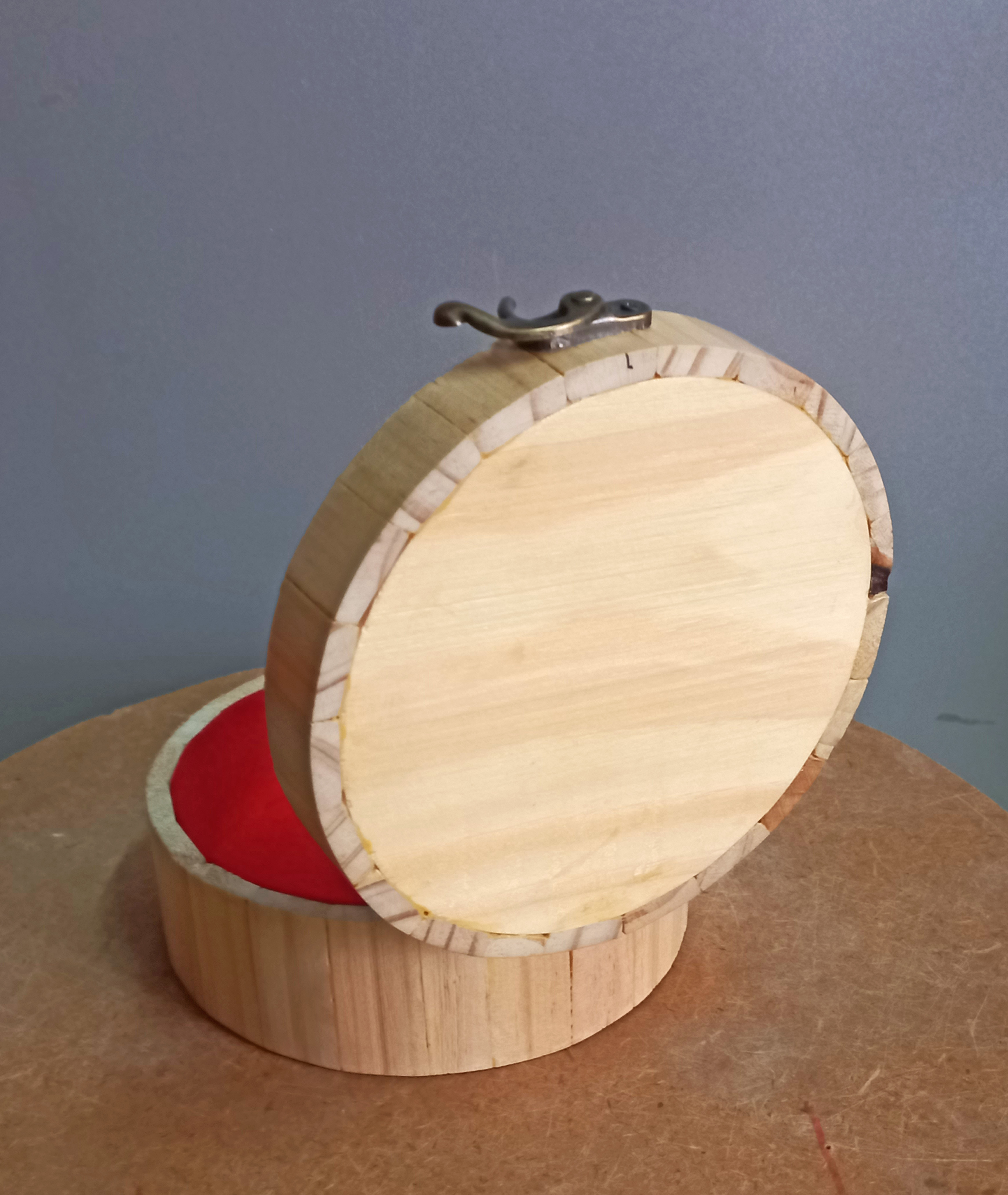 Hộp gỗ tròn lớn đựng đồ linh tinh trên bàn làm việc, 13cm x 7cm.