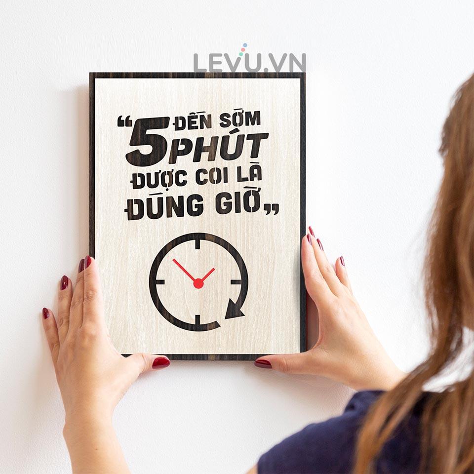 Tranh tạo động lực Gỗ LEVU LV057 slogan "Đến sớm 5 phút được coi là đúng giờ"