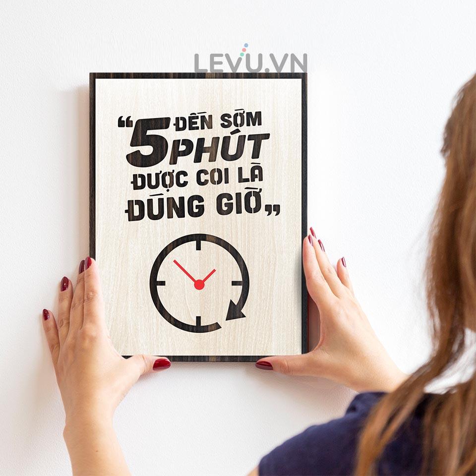 Tranh tạo động lực Gỗ LEVU LV057 slogan &quot;Đến sớm 5 phút được coi là đúng giờ