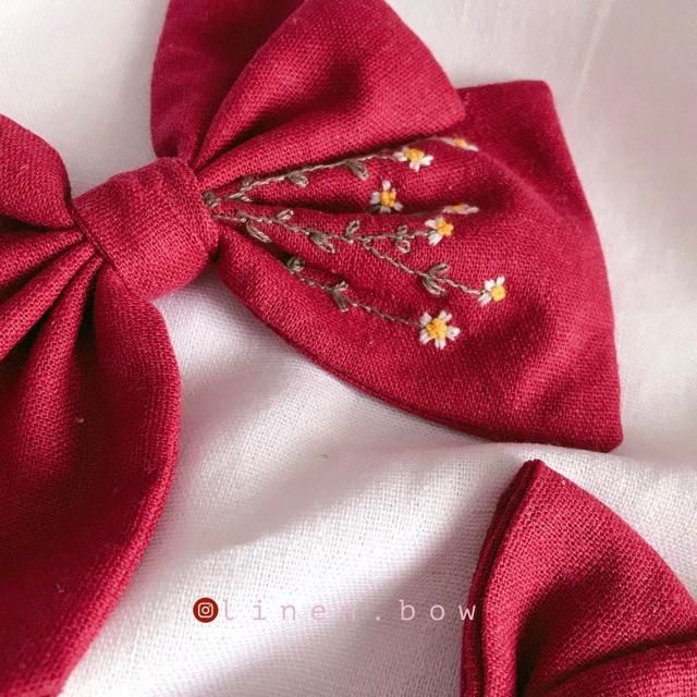 Nơ linen đỏ đô thêu hoa cúc