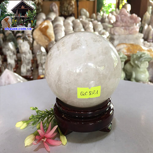 Quả cầu đá thạch anh trắng tự nhiên sinh tài khí phong thủy QC821 nặng 720gr đường kính 8cm – Vật phẩm phong thủy tài lộc, may mắn và bình an