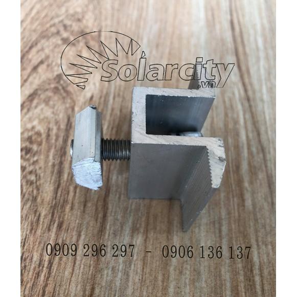 Bát kẹp giữa pin năng lượng mặt trời