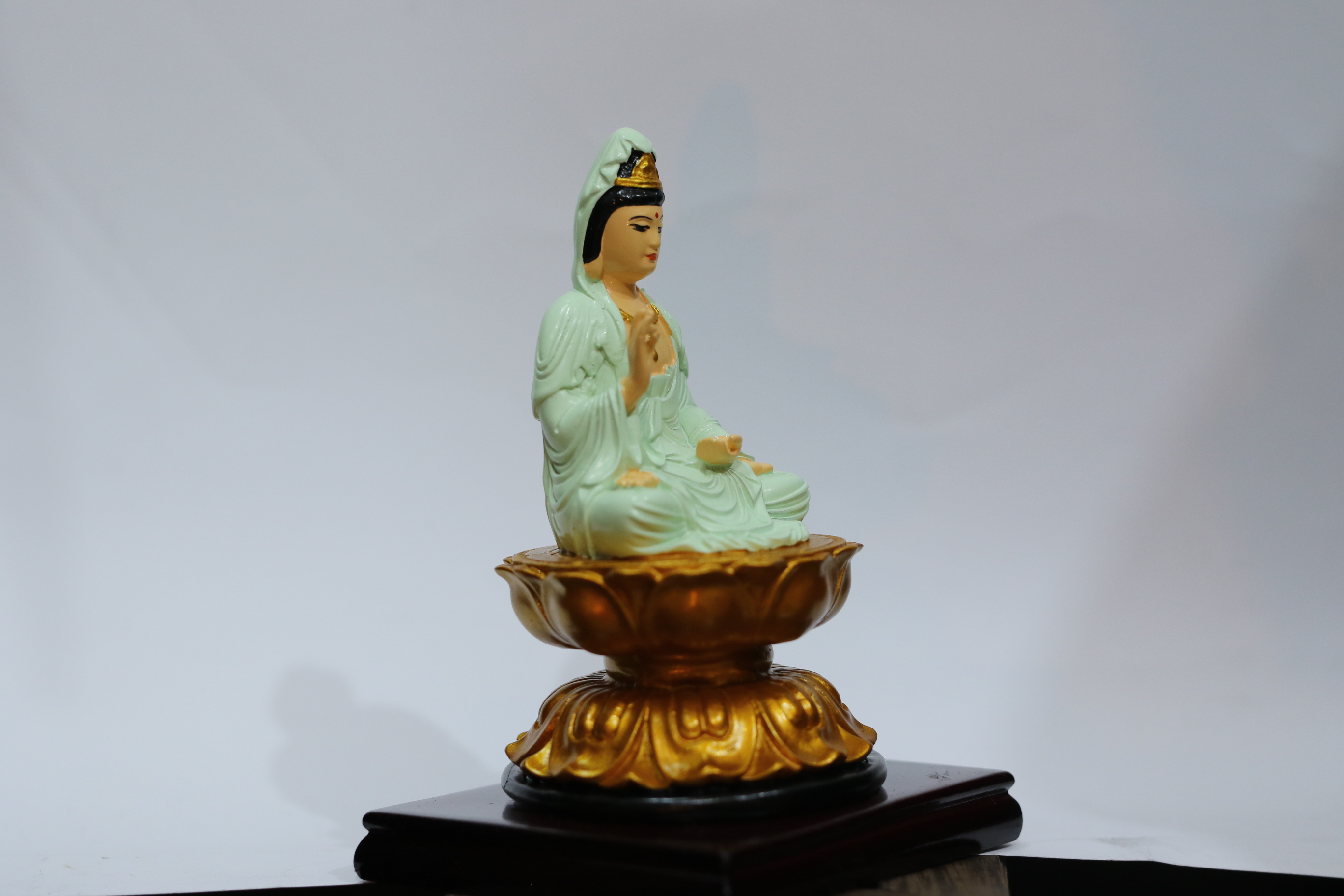 Tượng Quán Thế Âm Ngồi - Sản phẩm có 2 màu lựa chọn