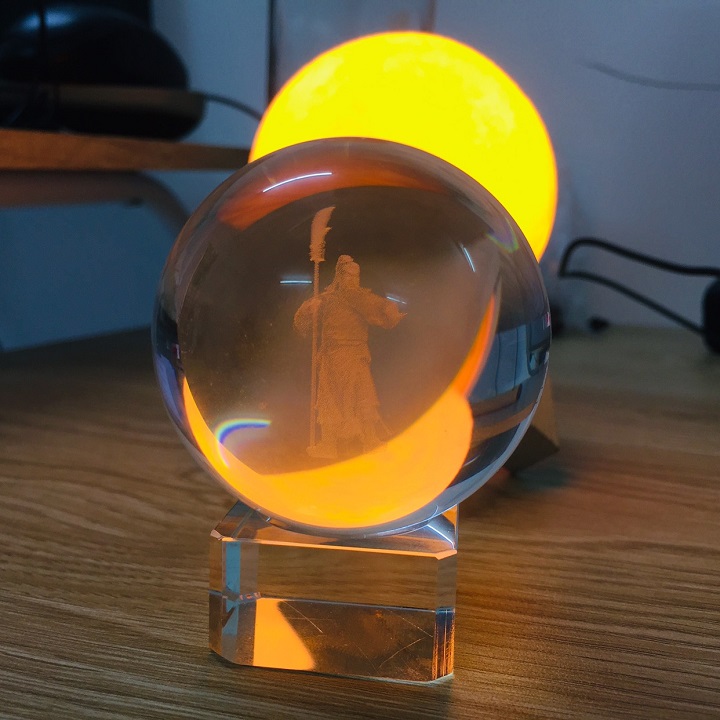 Quả cầu pha lê khắc Quan Công chống đao 3D kèm đế pha lê trang nhã