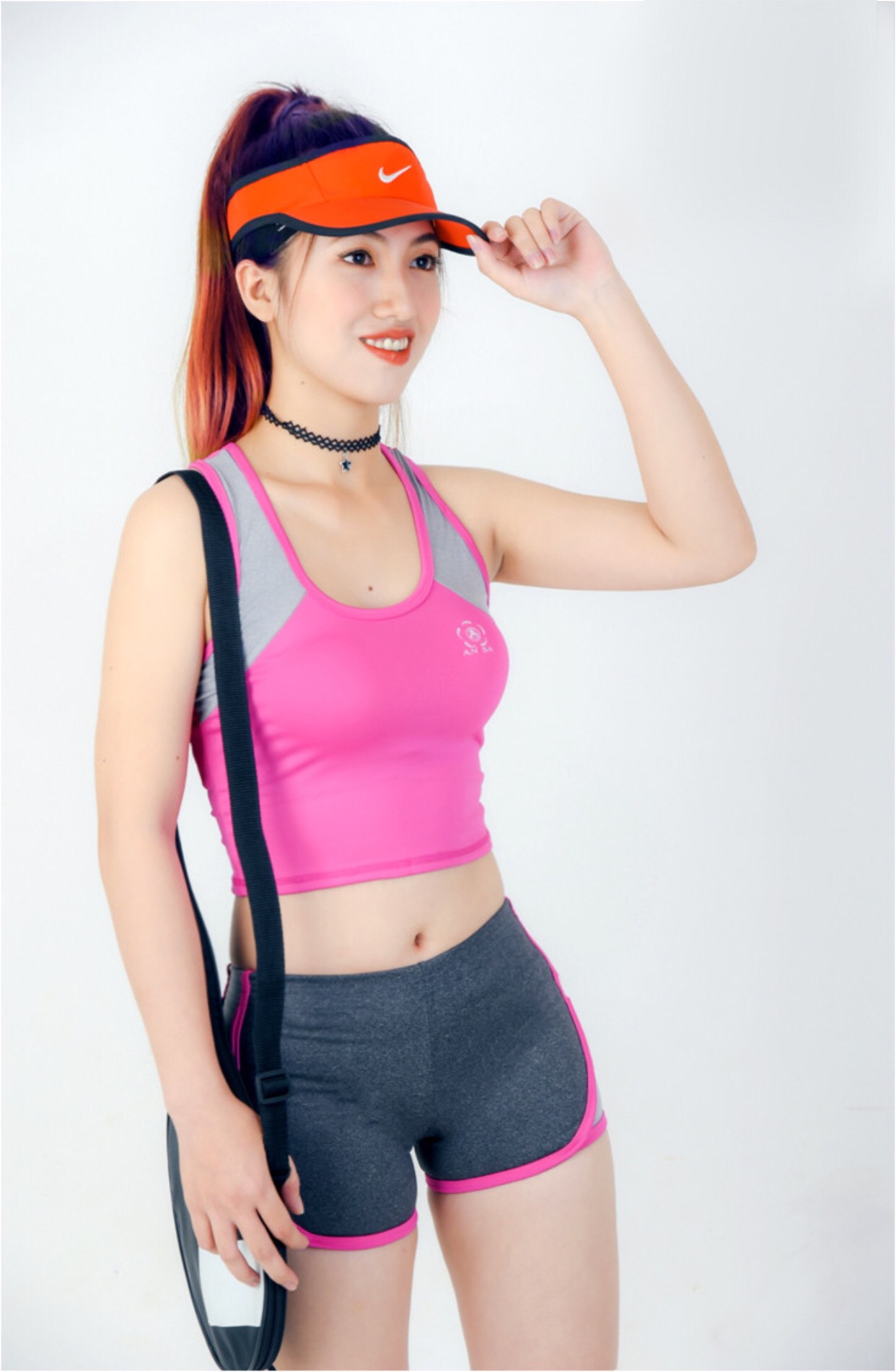 Bộ tập thể thao nữ áo croptop hồng + quần short