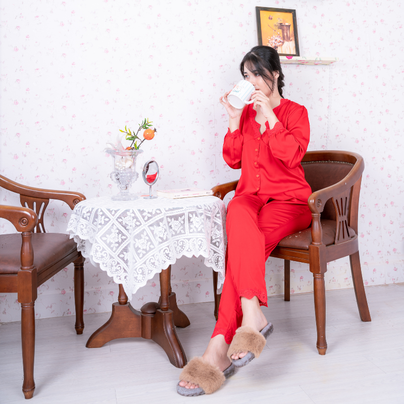 Đồ bộ pijama lụa, đồ mặc nhà nữ VILADY - B105 kiểu tay dài quần dài, hoạ tiết trơn phối viên ren quyến rũ, chất liệu lụa Pháp cao cấp - Màu đỏ