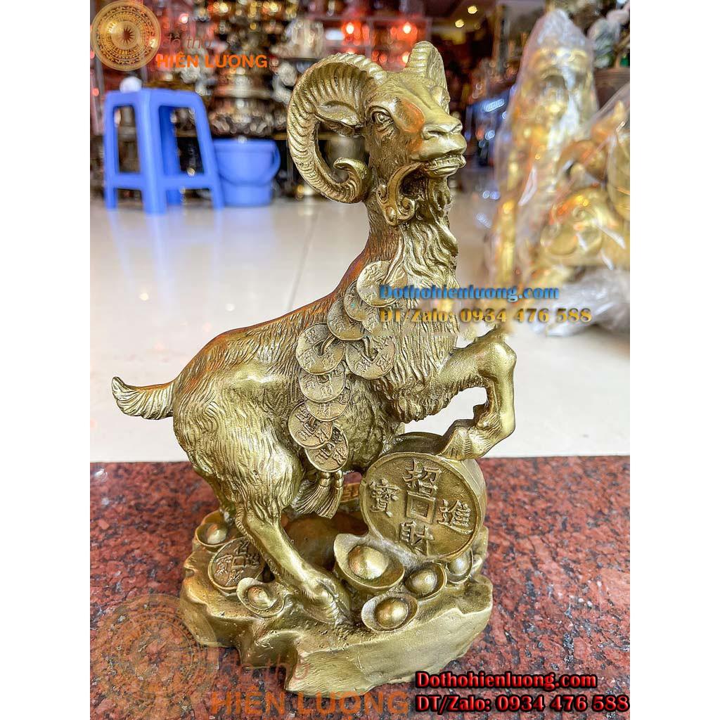 Linh Vật Dê Ngậm Xâu Tiền Đứng Bệ Vàng Bằng Đồng Vàng Phong Thủy Đẹp