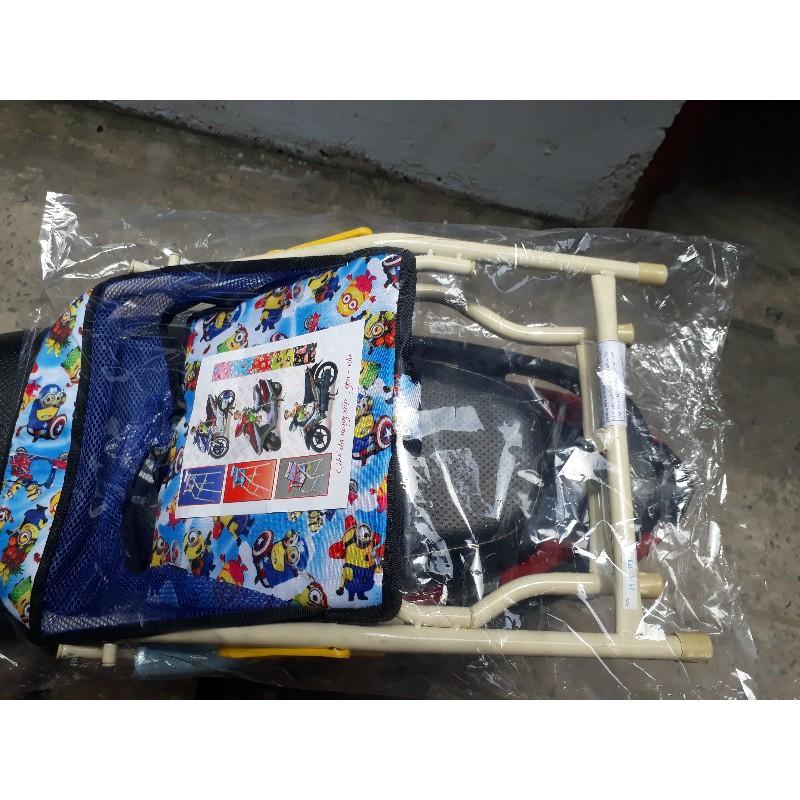 Dụng cụ ghế ngồi xe máy cho bé ra ngoài bằng sắt sơn tỉnh điện có vòng sắt bảo vệ, xếp gọn đươc, yên ngồi to,