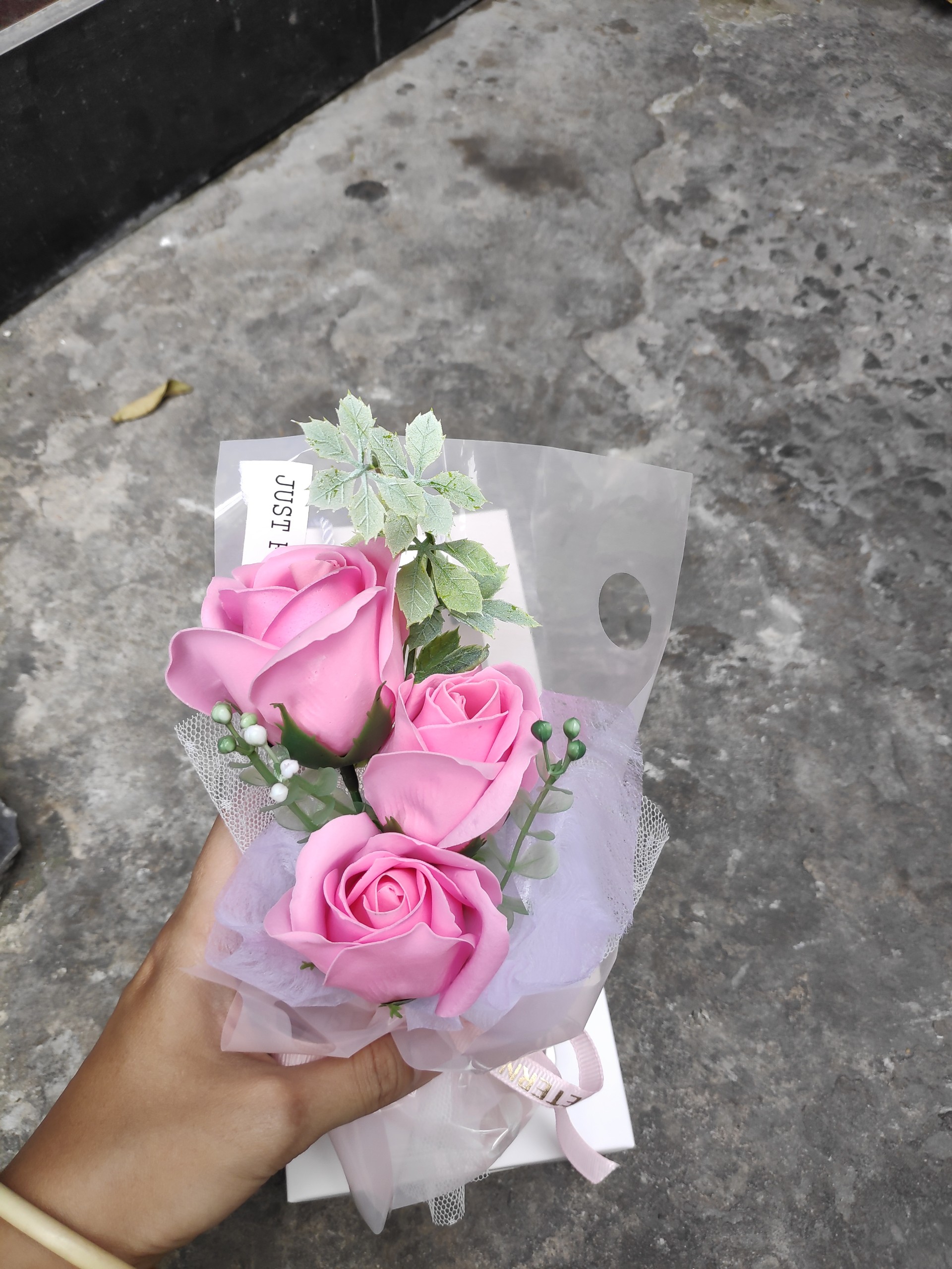 Hoa hồng sáp 3 bông tặng kèm giỏ xách V.6 màu ngẫu nhiên