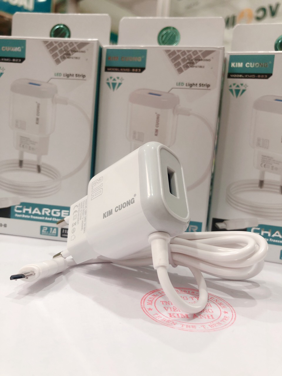 Sạc điện thoại nhanh Kim Cương KMG 823 dòng điện 2.1A liền dây chuôi micro/ V8, có thêm cổng USB, hàng chính hãng