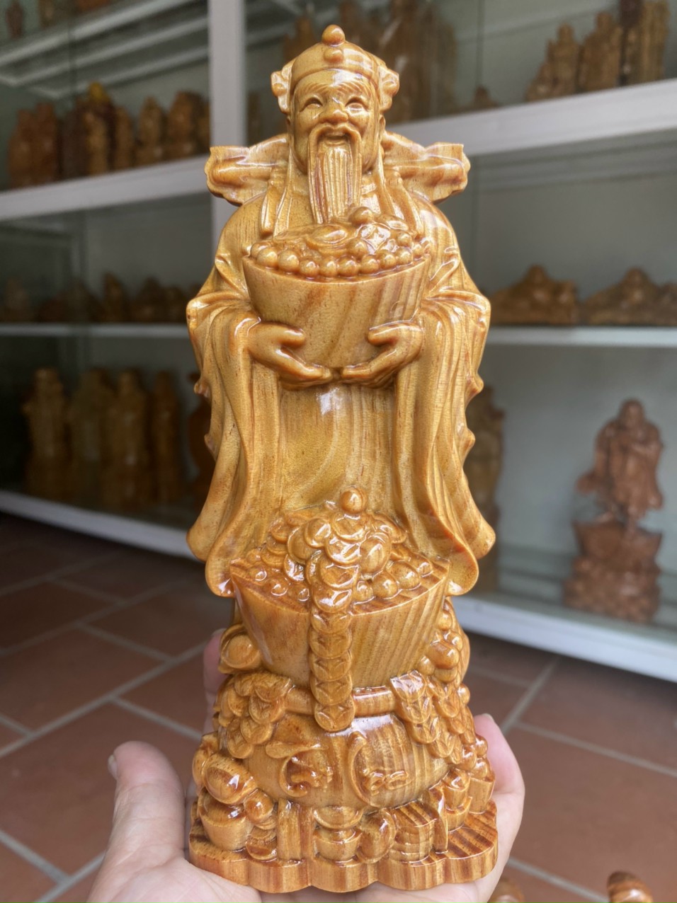 Tượng phật ông thần tài hai tây nâng hũ vàng bằng gỗ huyết long cực đẹp kt cao 20cm