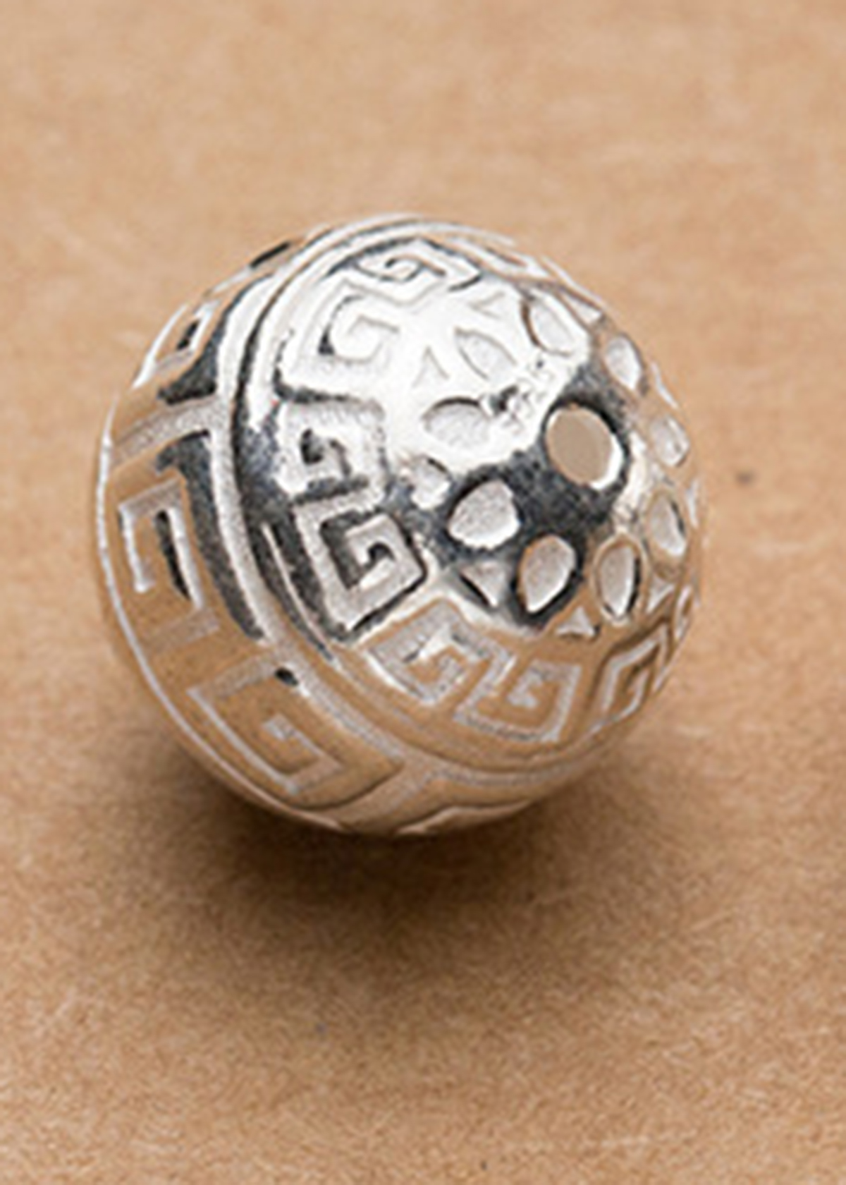 Charm bạc xỏ ngang tròn họa tiết hoa văn - Ngọc Quý Gemstones