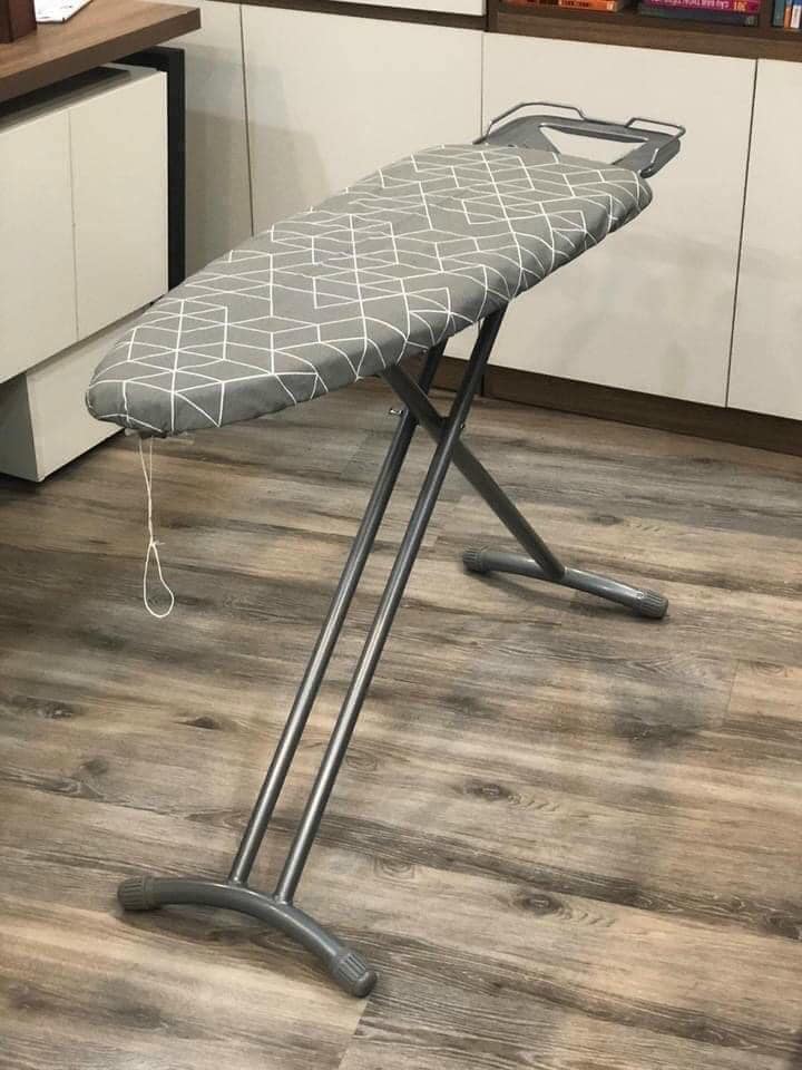 Bàn Để Ủi, Cầu Là Quần Áo Lebenlang Dạng Đứng Với Khung Bằng Thép Tặng Tấm Lót Thay Thế