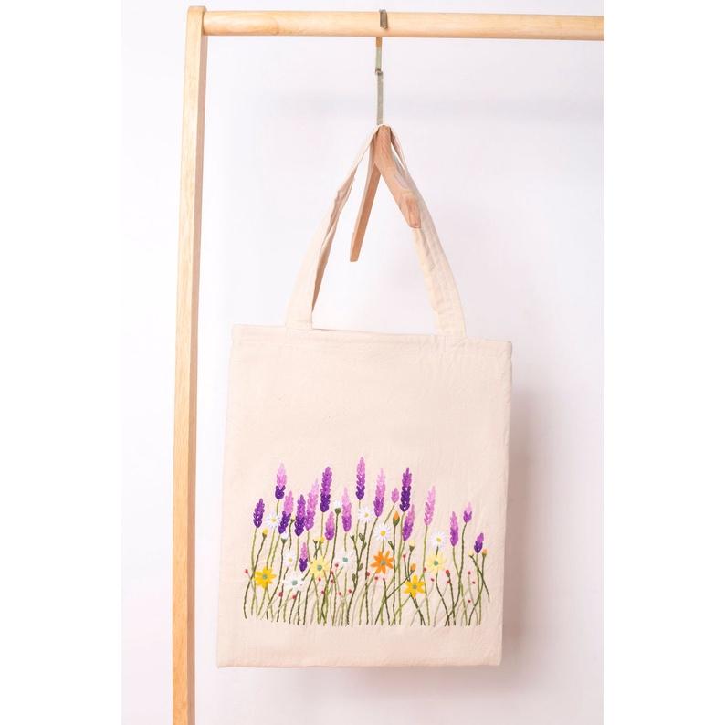 TÚI TOTE VẢI LINEN THÊU TAY HỌA TIẾT HOA LAVENDER CÓ KHÓA KÉO