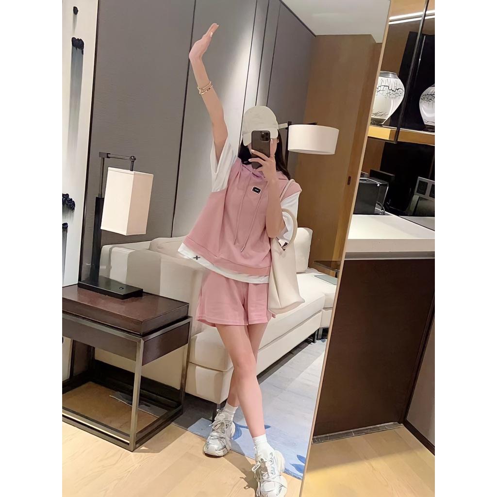 Bộ Áo Thun Layer Kèm Mũ Logo Ngực Kèm Quần Short Hồng