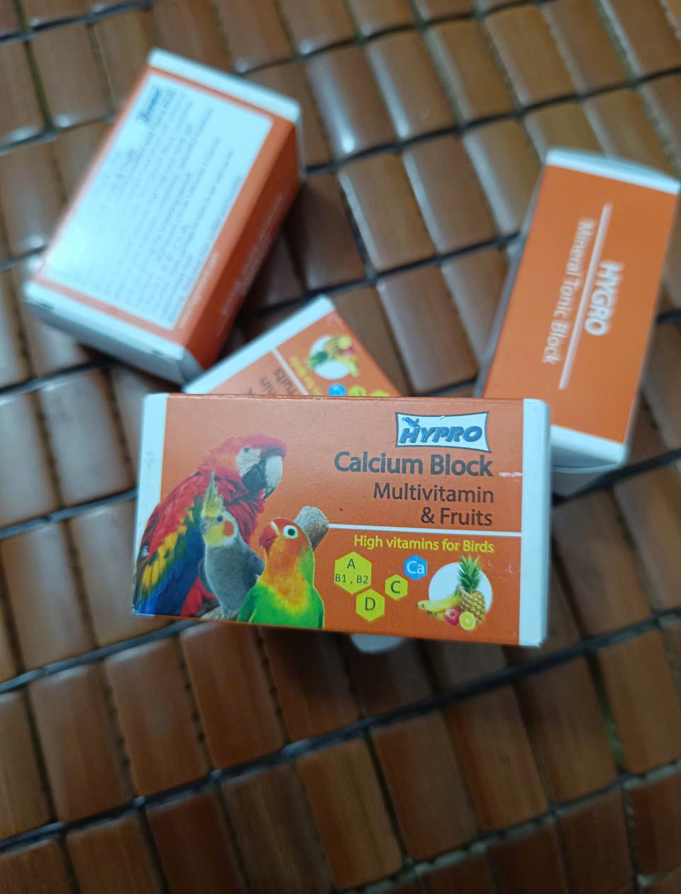 1 viên Hydro tonic cao cấp (thêm canxi + vitamin+trái cây) rất nhiều chất dinh dưỡng cho mọi dòng chim, vẹt