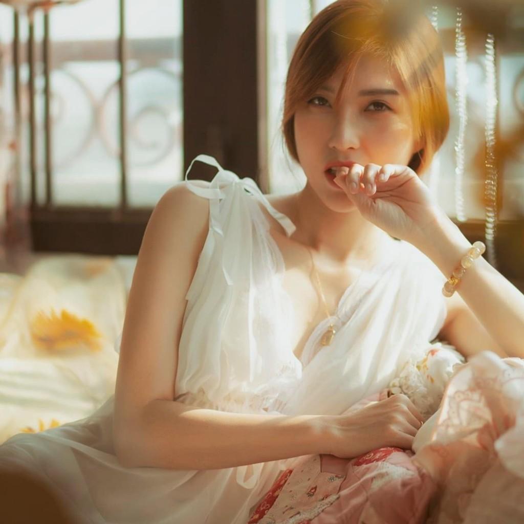 Váy ngủ ren sexy bẹt vai mặc hai kiểu đồ ngủ big size voan thun màu bột đậu lạ mắt