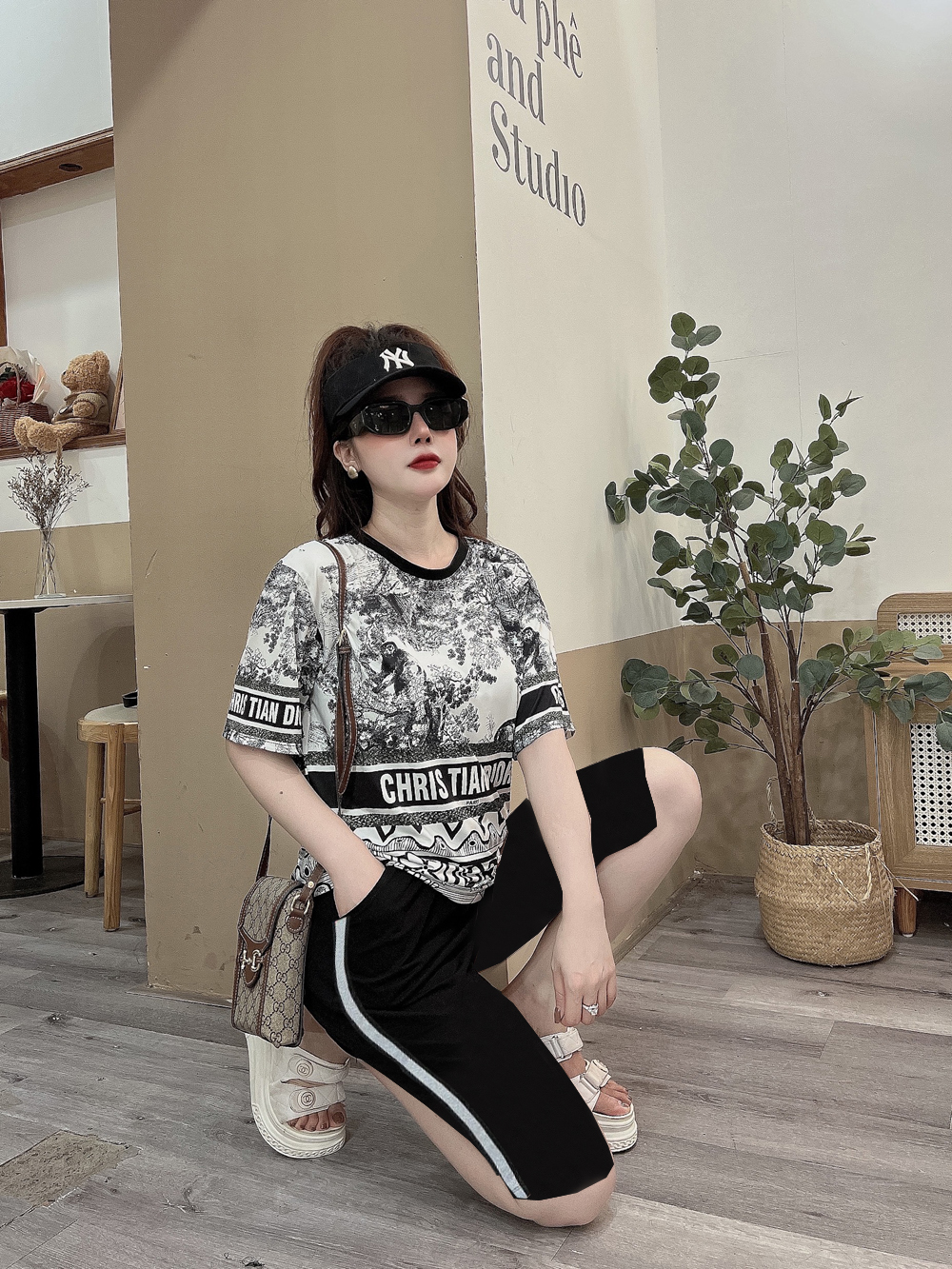 Đồ bộ thun đùi ngố họa tiết cây phối chữ cổ điển đen trắng