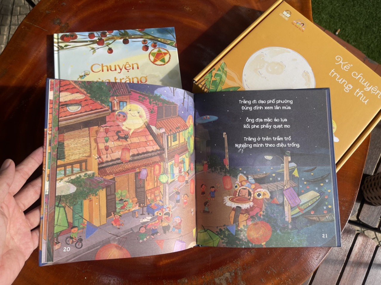 [Boxset dạng hộp quà Trung Thu gồm 2 cuốn bao gồm sticker, bookmark] Kể Chuyện Trung Thu gồm CHUYỆN MÙA TRĂNG và ĐỦNG ĐỈNH TRĂNG ĐI – LionBooks – Quét QR ra hiệu ứng Motion – Bìa cứng in màu toàn bộ