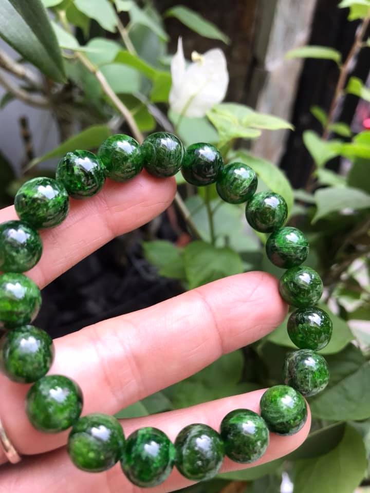 VÒNG TAY ĐÁ DIOPSIDE 10MM ĐẸP XUẤT SẮC LUÔN 100% ĐÁ DIOPSIDE TỰ NHIÊN CAO CẤP ĐẸP ĐEO SANG TAY NỮ MỆNH MỘC MỆNH HỎA CHUẨN HỢP MÀU XANH LÁ NGỌC SÁNG BÓNG ĐẸP XINH