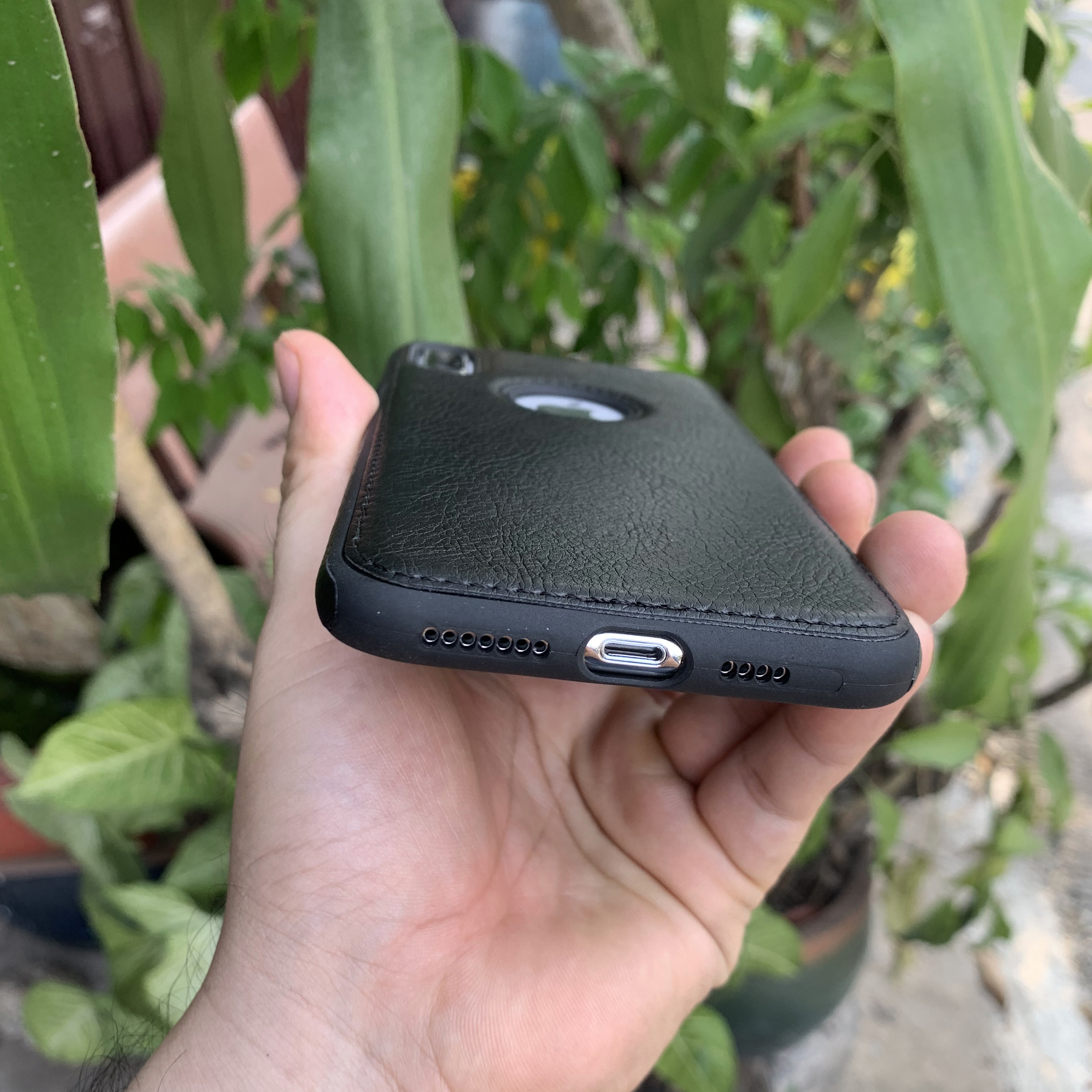 Ốp da đen cao cấp dành cho iPhone X vs iPhone XS