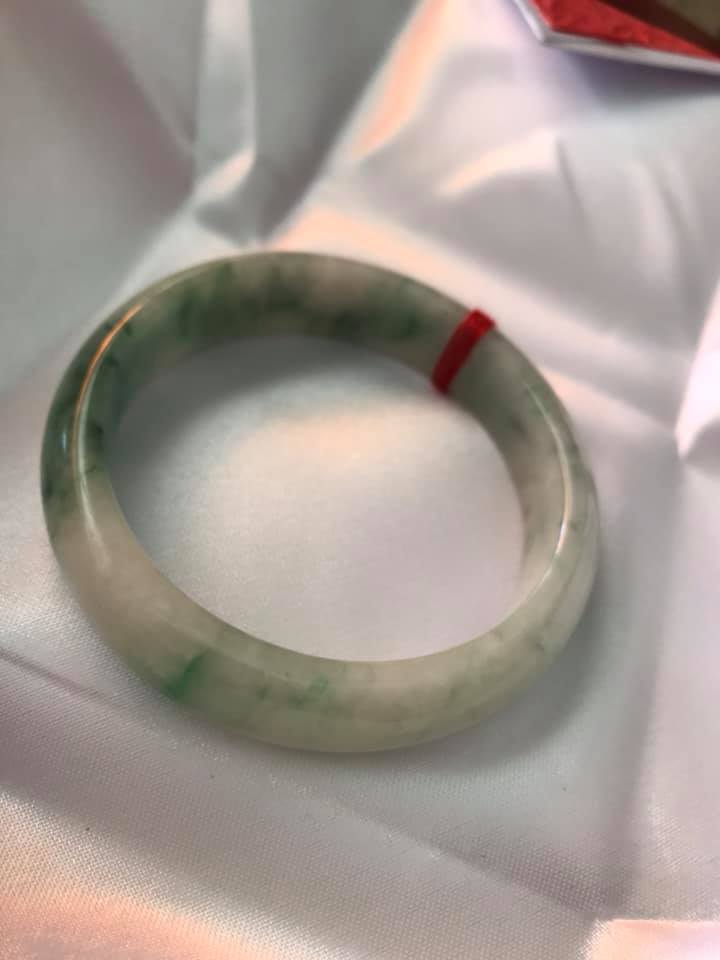 VÒNG CẨM THẠCH HẸ ĐẸP SAO 55MM ĐÁ TỰ NHIÊN MÀU TRẮNG NGÀ XANH LÁ NHẸ VÂN ĐỀU VÒNG ĐẸP LẮM NỮ 53kg Đến 65kg Đeo