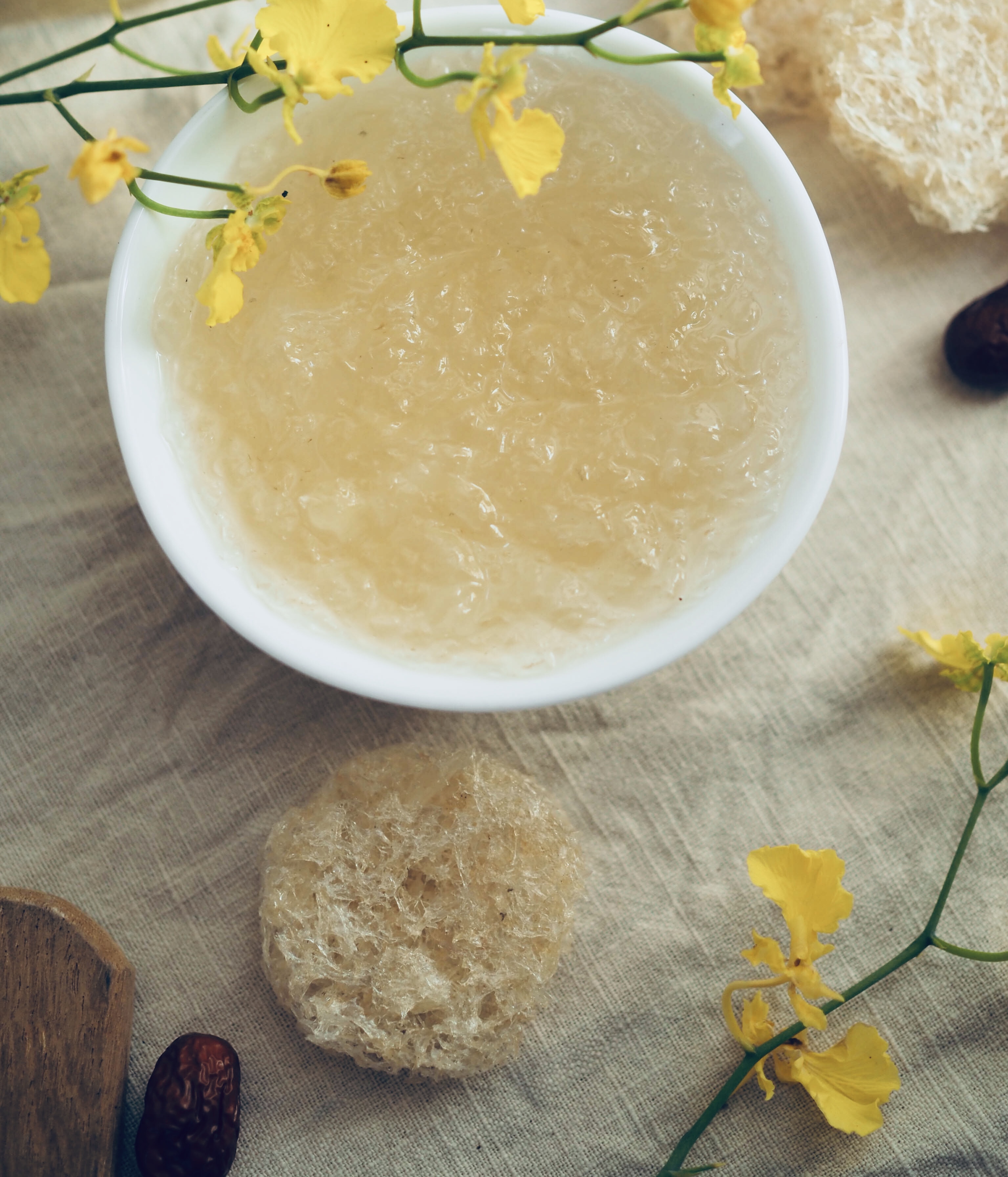 Yến Sào Tinh Chế Vụn Tròn Đại Cát Quang Yến là những tổ yến gãy sẽ được làm sạch, đóng khuôn thành hình và sấy khô để tạo thành 1 tổ yến tinh chế - 100GR
