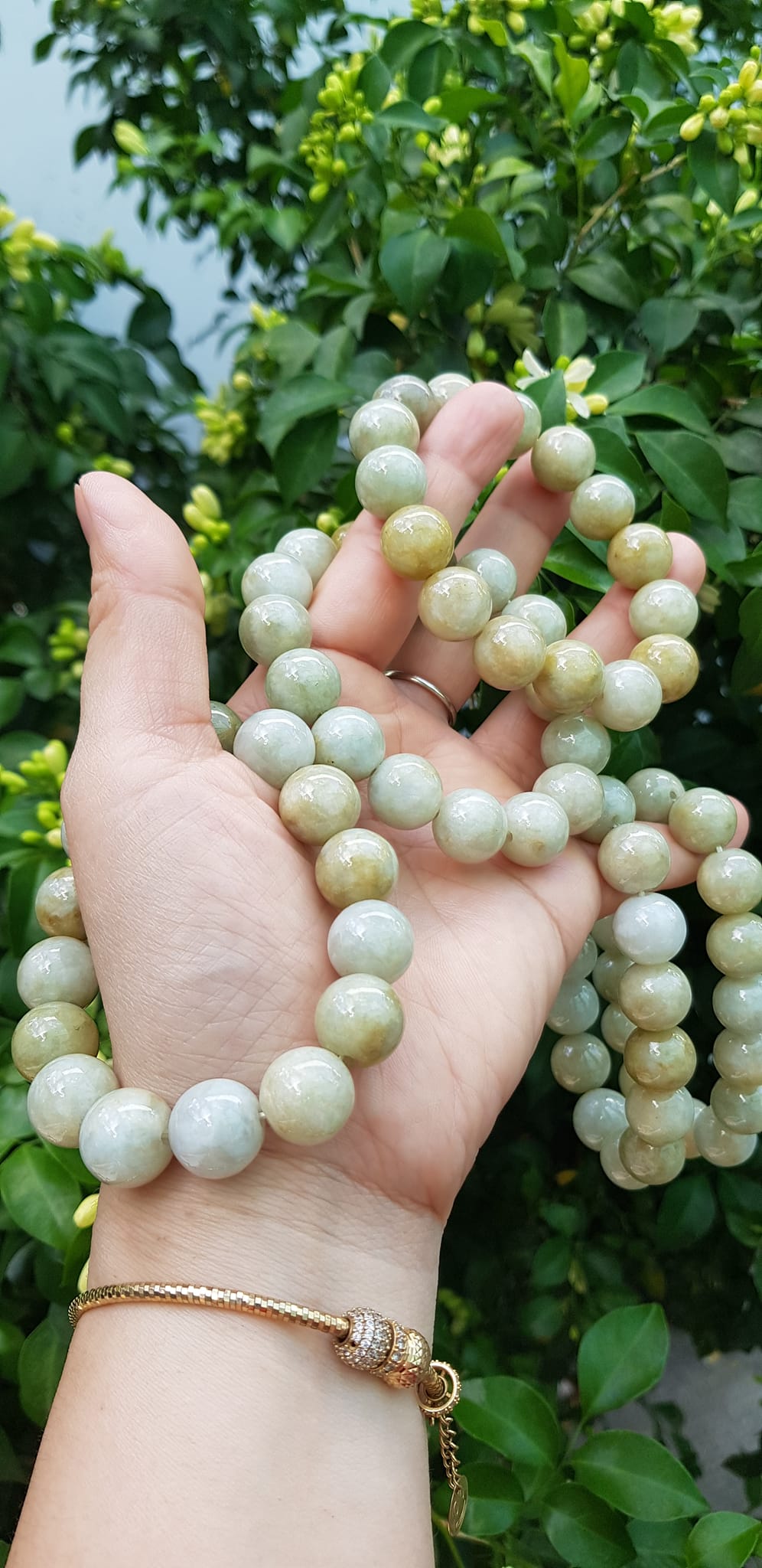 Vòng tay chuỗi nam nữ đá cẩm thạch tự nhiên trắng vàng bóng ngời Vòng size hạt 13mm Màu trắng vàng đất nhẹ bóng mượt thiệt đẹp ạ
