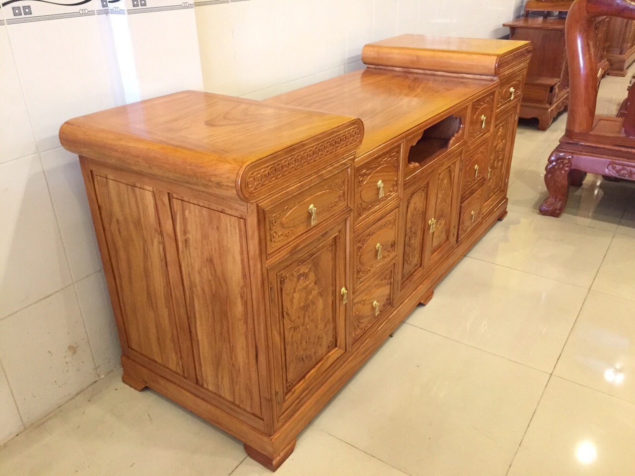 Tủ ti vi gỗ gõ đỏ mẫu đẹp