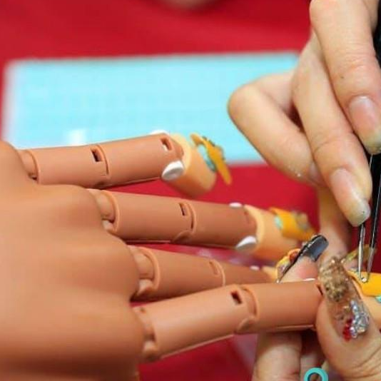 Bàn tay giả có khớp học làm móng nail