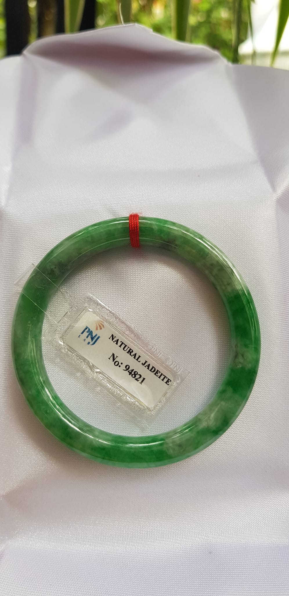 Vòng Cẩm Thạch tự nhiên Đậu Lý 48mm x cọng 7,2mm vòng kiểm định P No 94821 Màu Xanh lý tươi đậu bông trắng xíu vân phớt xám nhẹ rất xinh nữ tay nhỏ 35kg - 48kg đeo ạ
