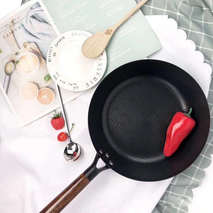 Chảo Thép Rèn Vân Búa Chống Dính Tay Cầm Gỗ Kiểu Nhật Sâu Lòng Size 28cm Dùng Được Bếp Từ