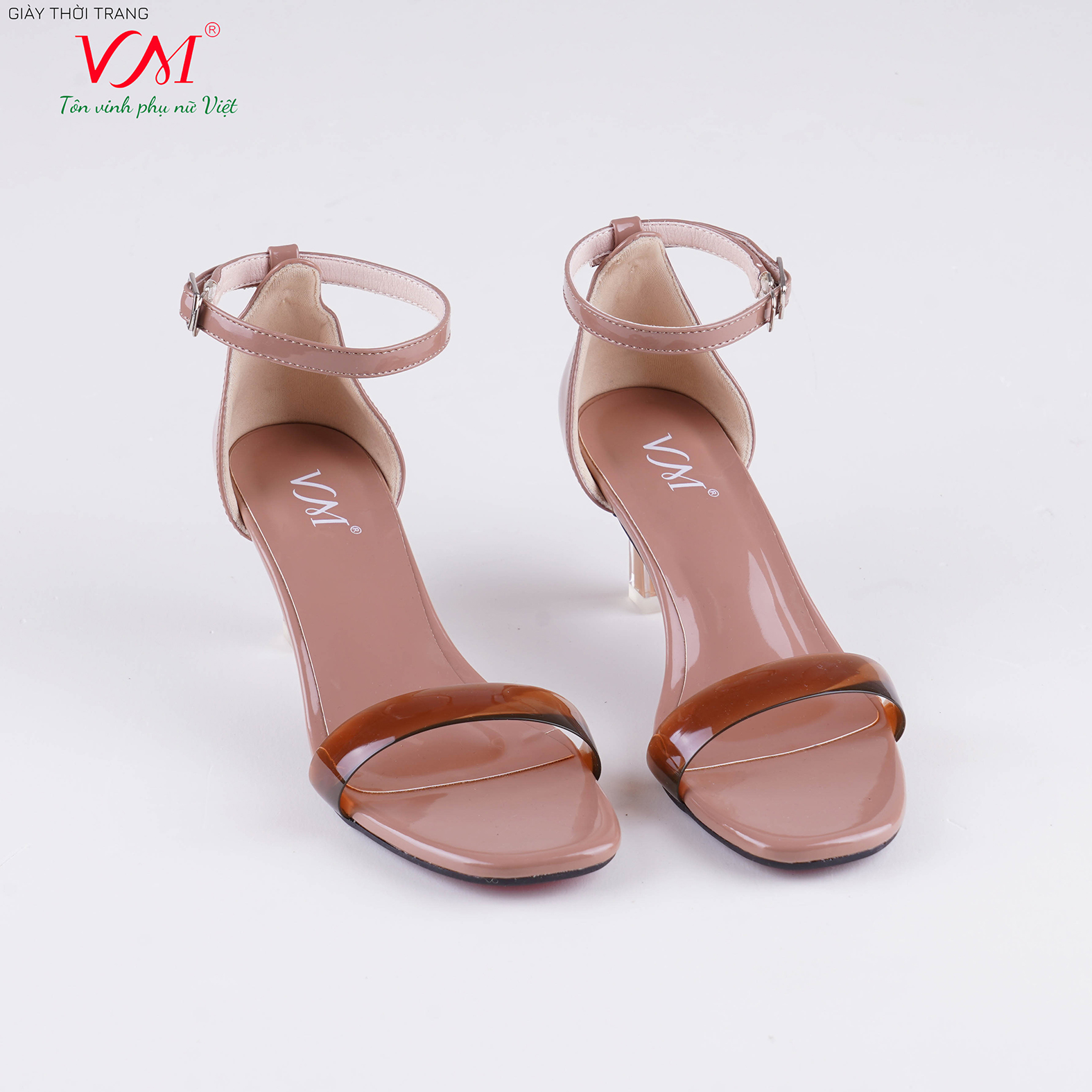 Sandal cao gót nữ, chiều cao gót 5CM, da Tổng hợp bóng quai ngang PVC, êm ái, bền chắc và thời trang. Mũi Vuông, gót Vuông Mica trong suốt, sang trọng và chắc chắn, thiết kế hiện đại, tinh tế, thời trang: SD.N7.5F