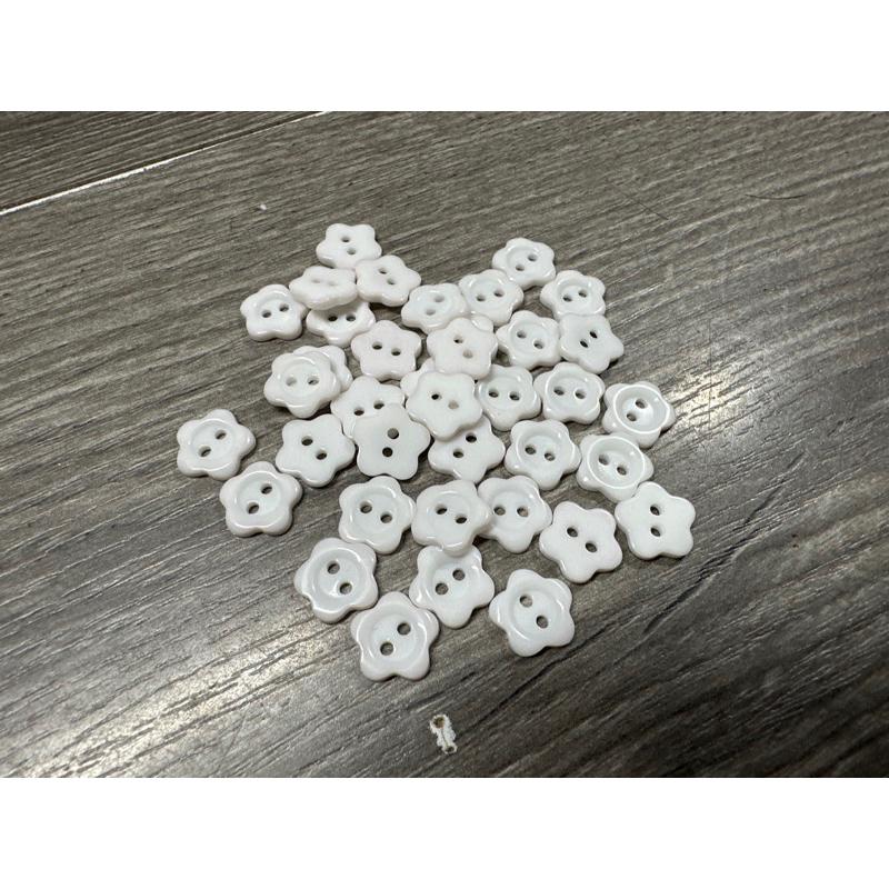 Set 5 nút nhựa Quảng Châu 12mm hình hoa mai nhiều màu