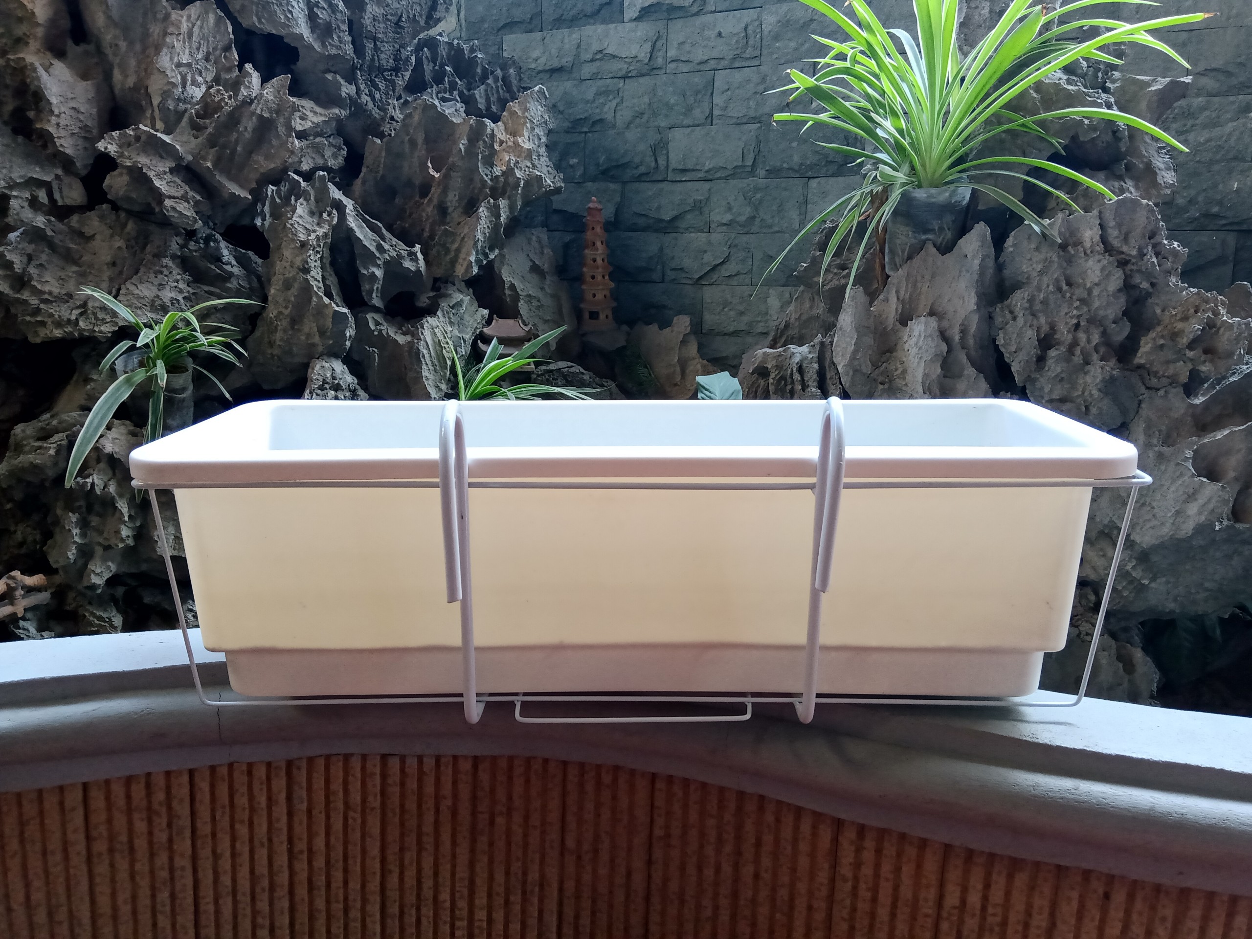Móc treo ban công kèm chậu thông minh màu trắng 67x24x20 cm