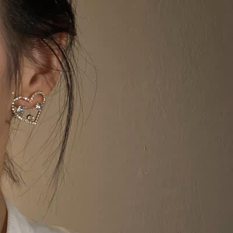 Hoa tai trái tim đính đá phong cách hàn quốc - Arora boutique