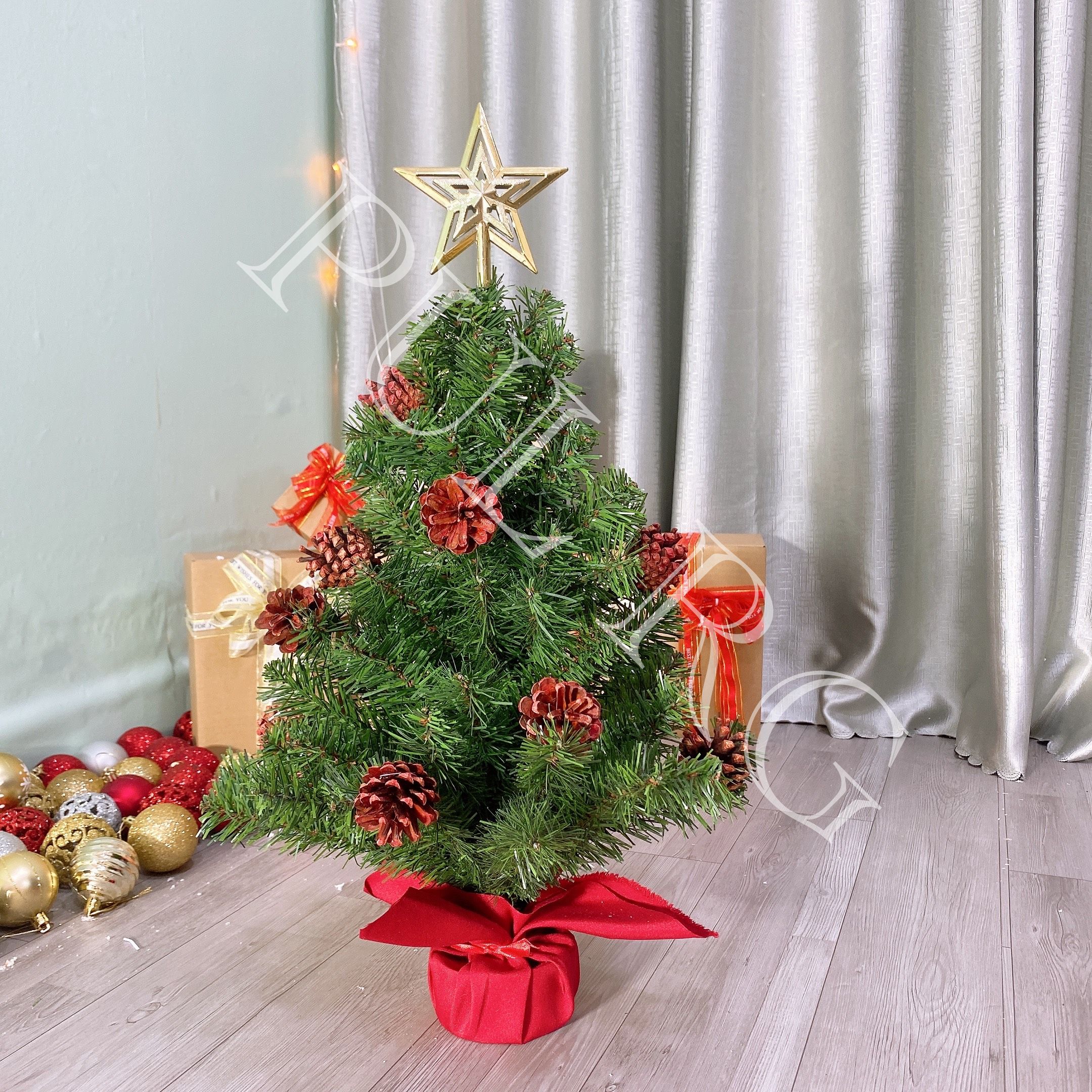 Cây thông noel mini để bàn XANH TRƠN GẮN TRÁI THÔNG trang trí decor giáng sinh