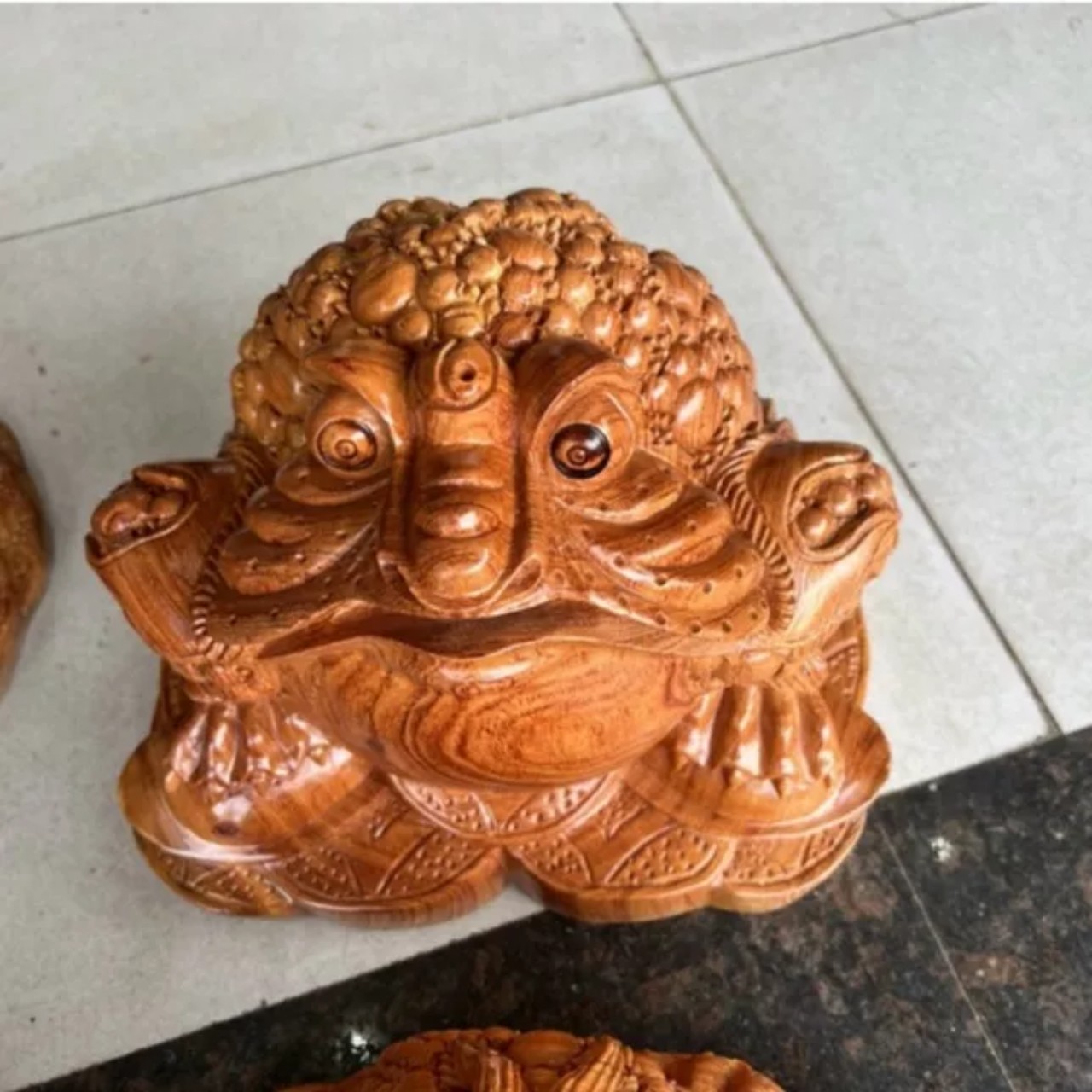 Tượng cóc phong thuỷ hút tài lộc gỗ hương ngang 20cm