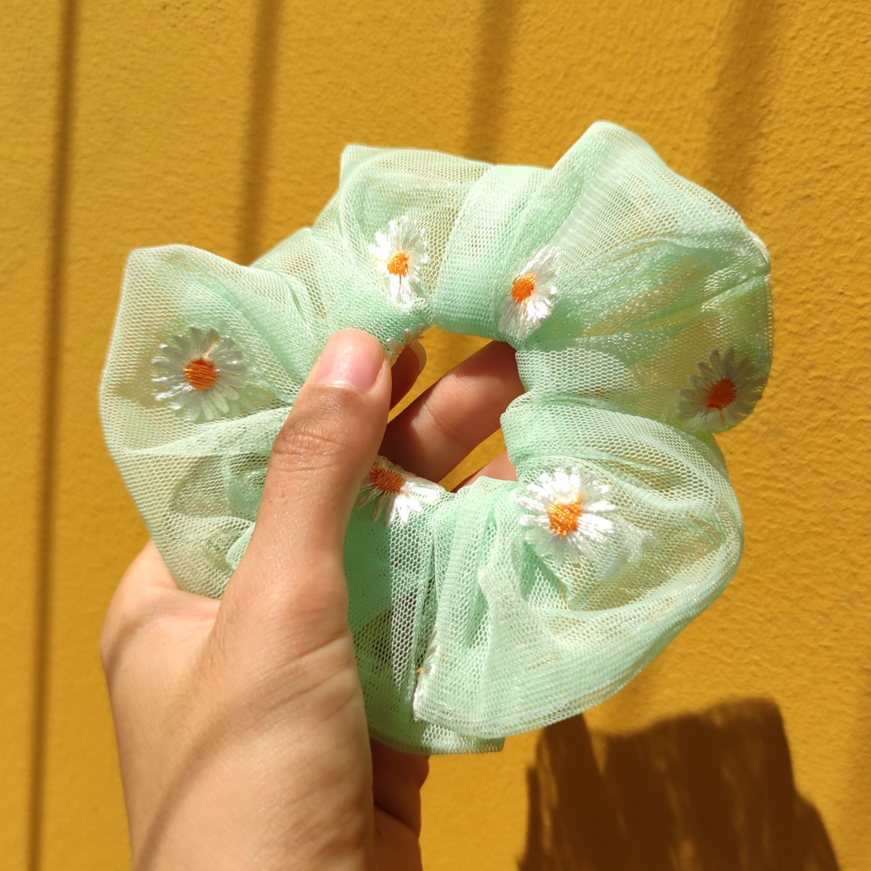 Scrunchies hoa cúc - Dây cột tóc lưới hoạ tiết hoa cúc thêu