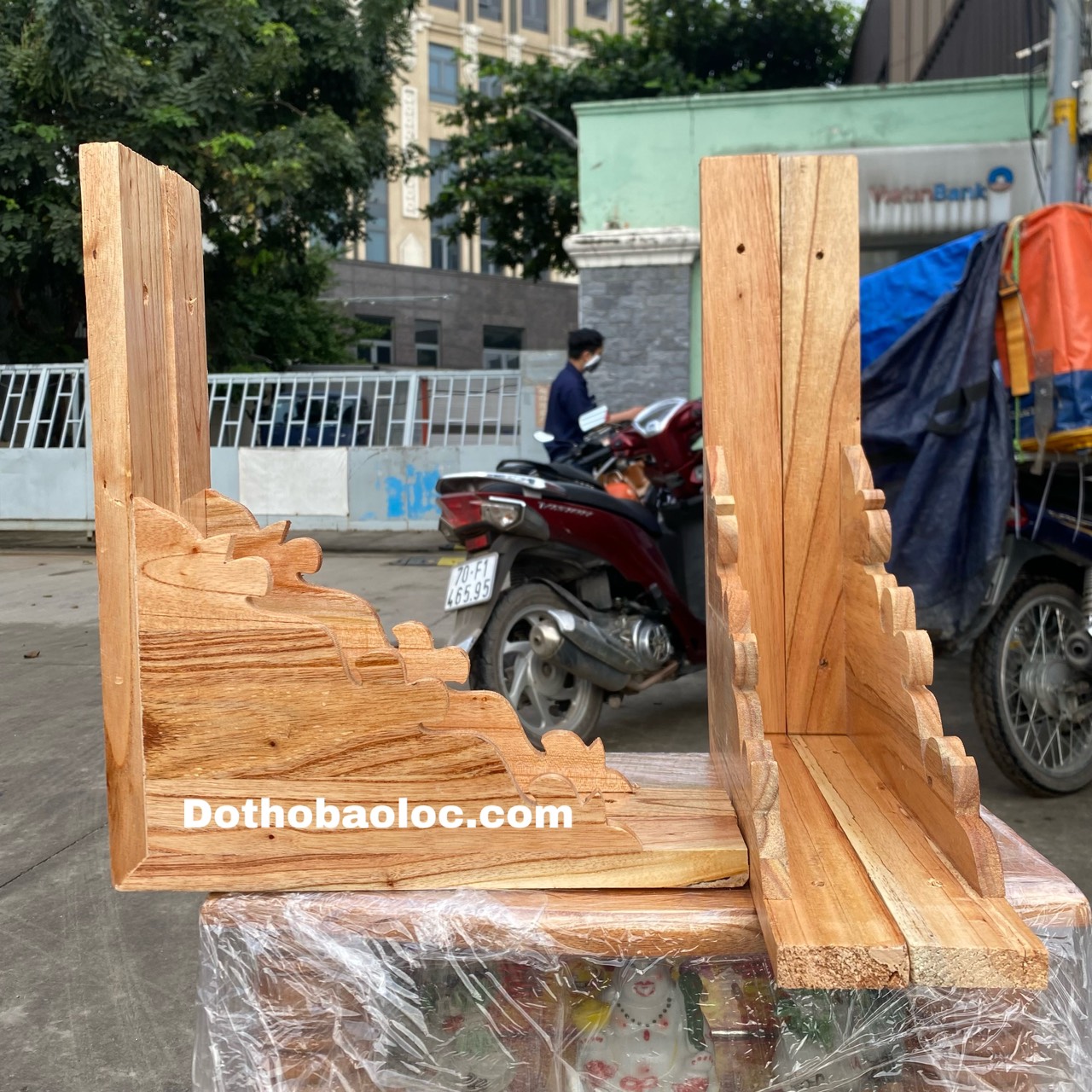 Bộ chân kệ treo bàn thờ gỗ xoan, eke gỗ, giá đỡ chữ L màu đỏ trơn ( 3 cỡ dài: 30cm, 35cm, 40cm )