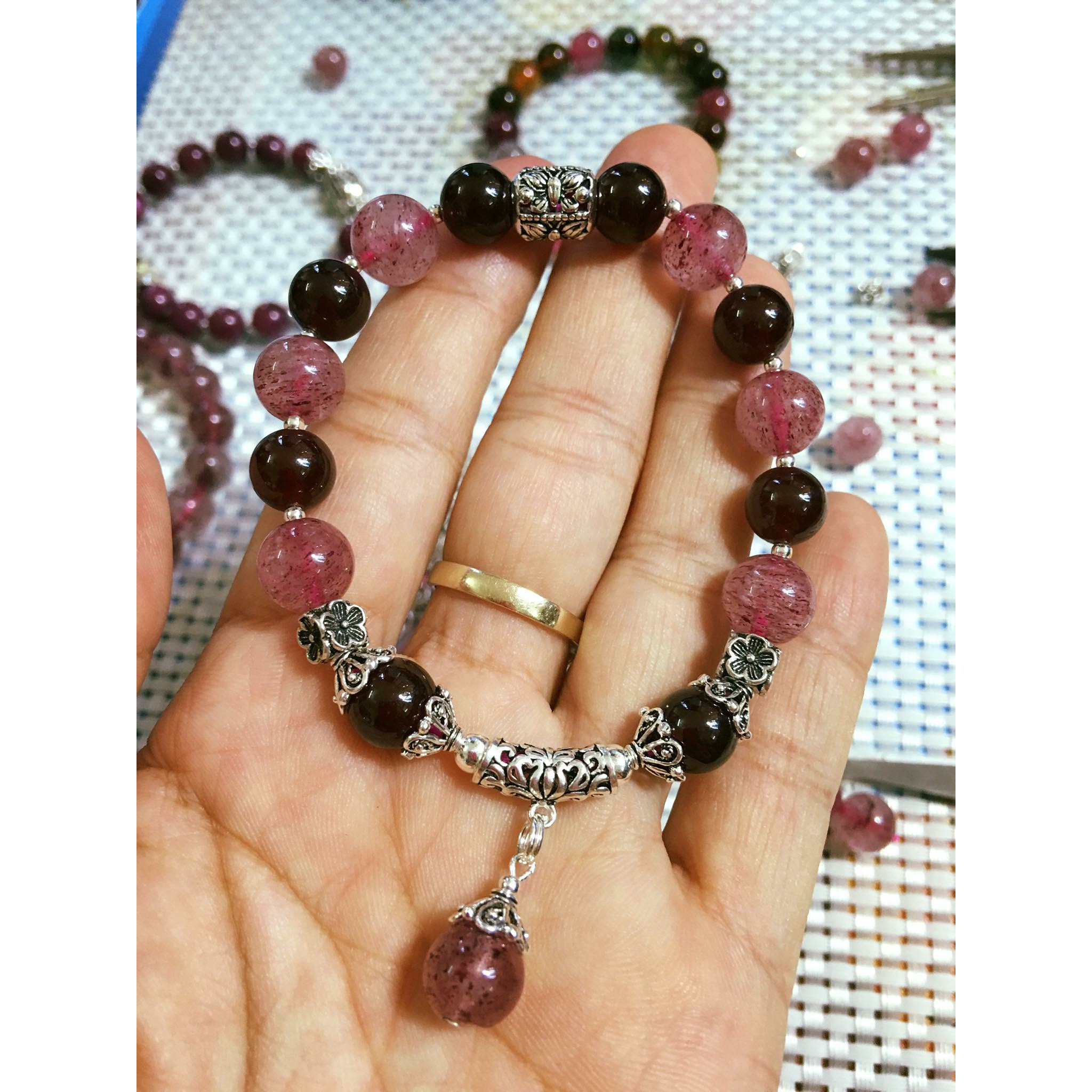 Vòng tay phong thủy đá Garnet Đỏ Mix Thạch Anh Dâu Tây Hồng 10 Ly, Charm Bạc