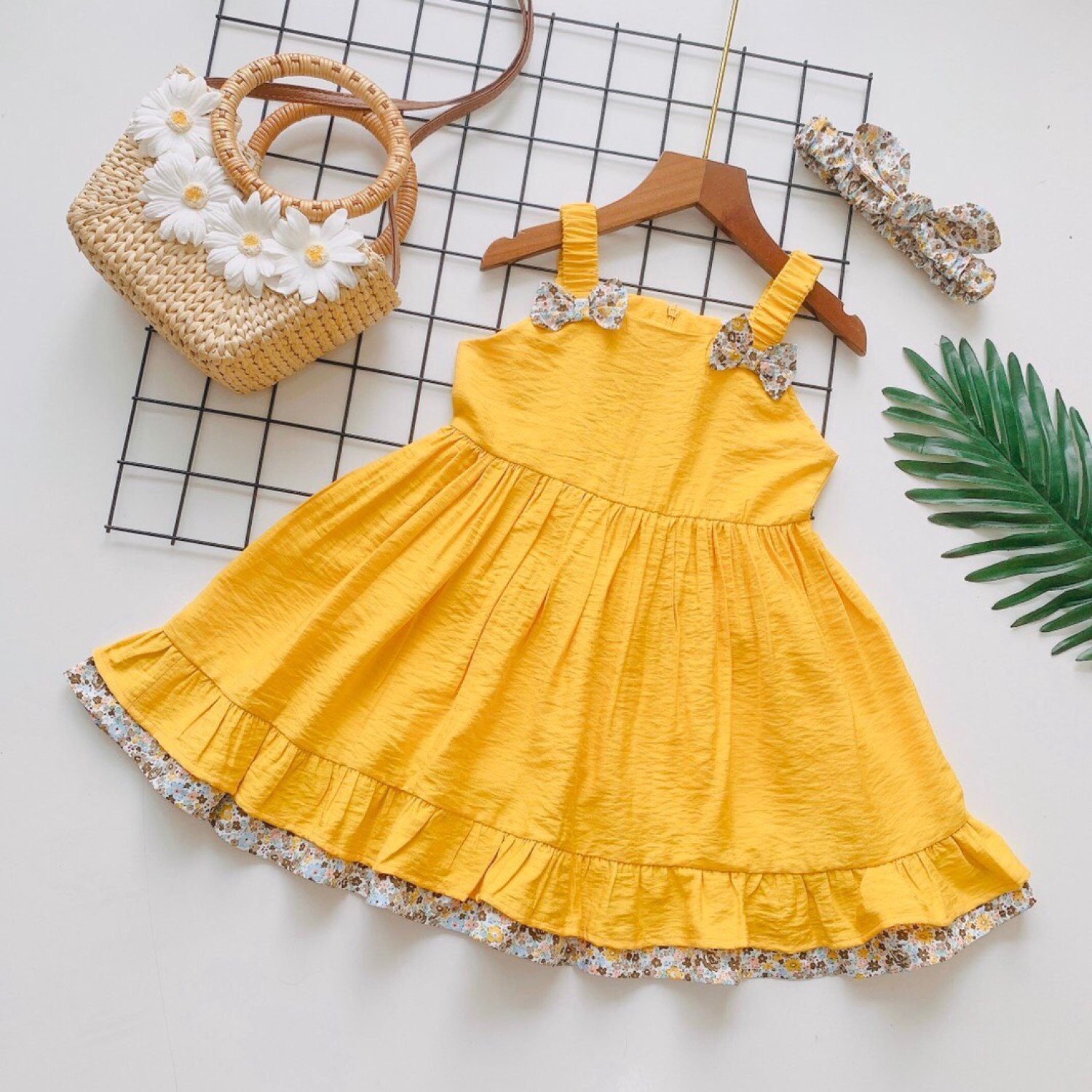 G00000512 Đầm 2 dây bản to bé gái, màu vàng rực rỡ, chất vải đũi sước mềm mát