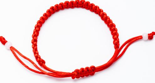 Vòng chỉ đỏ Tây Tạng may mắn kiểu tết dẹt kèm hạt 2 đầu
