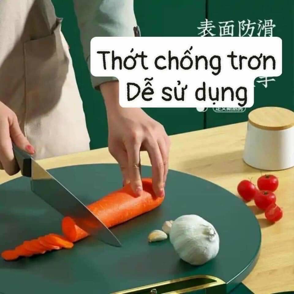 Thớt xanh , thớt nhựa tròn , kháng khuẩn, chịu nhiệt , chống mốc , chống trơn trượt , xoay 360 độ , có tay cầm , thiết kế các đường gân giúp không để lại vết cắt , dễ dàng vệ sinh vô cùng tiện lợi 