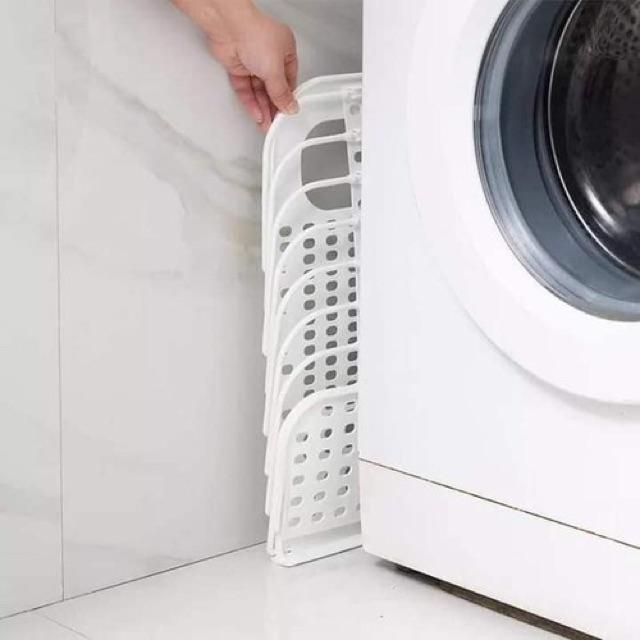 Giỏ nhựa gấp gọn thông minh cài cạnh máy giặt.