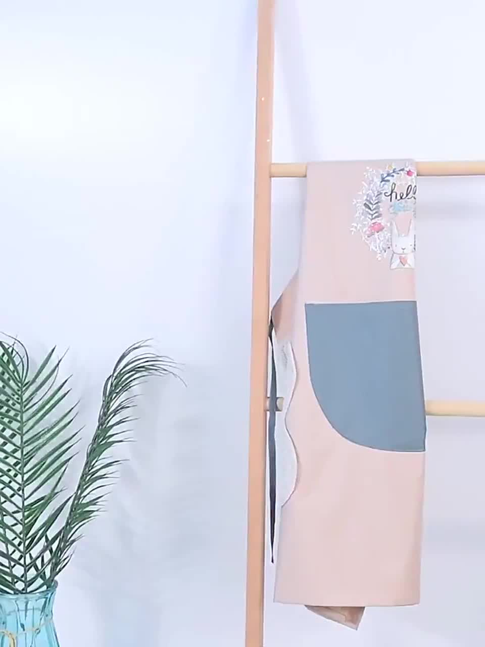 Tạp Dề Hoạ Tiết Thỏ Hoa Xinh Chống Thấm Nước Kèm Khăn Lau Tay Và Túi Đựng Tiện Lợi
