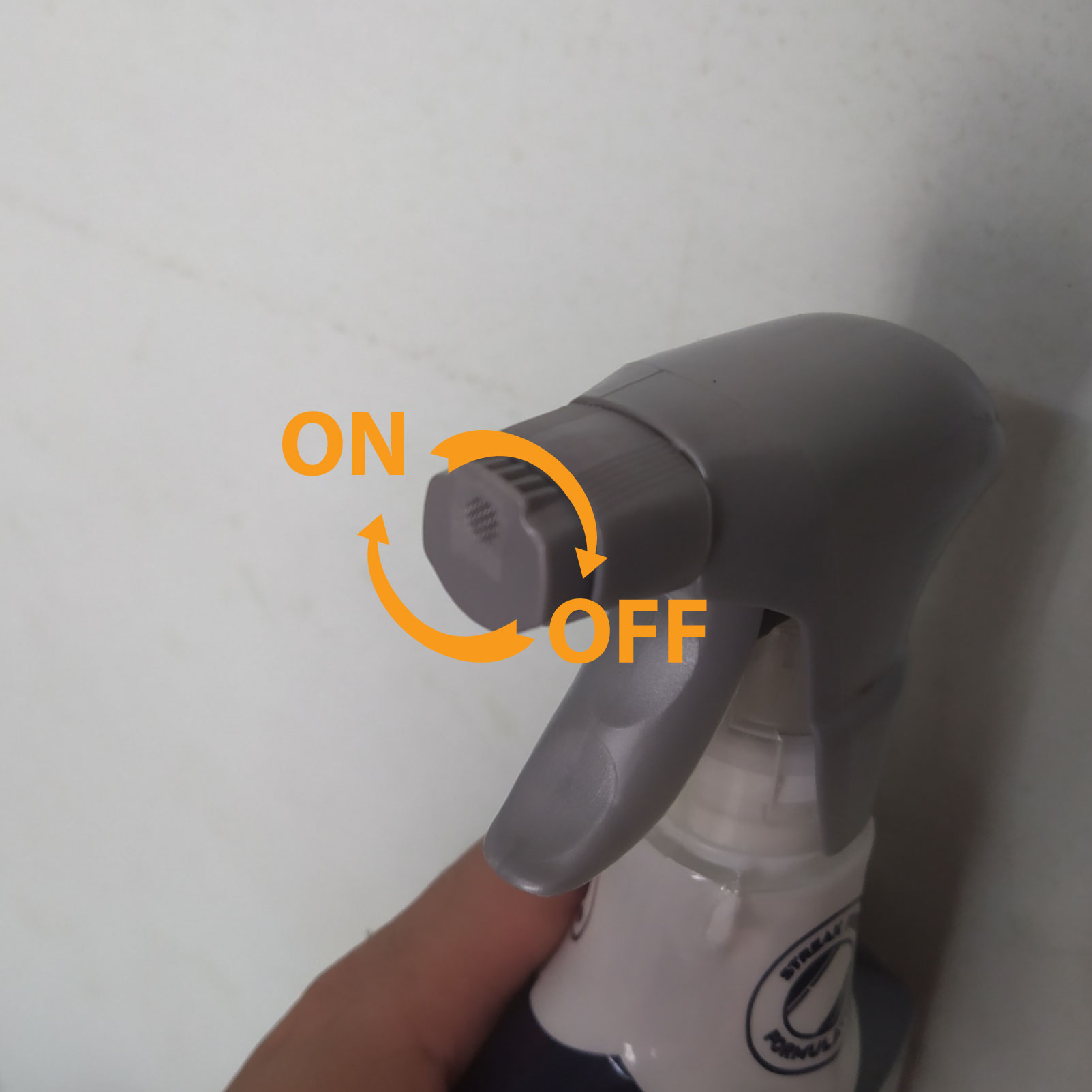 Nước lau kính rửa kính tẩy cặn canxi vách kính và các vết nấm mốc vết ố trên bể mặt kính vách ngăn kính trên gương soi A