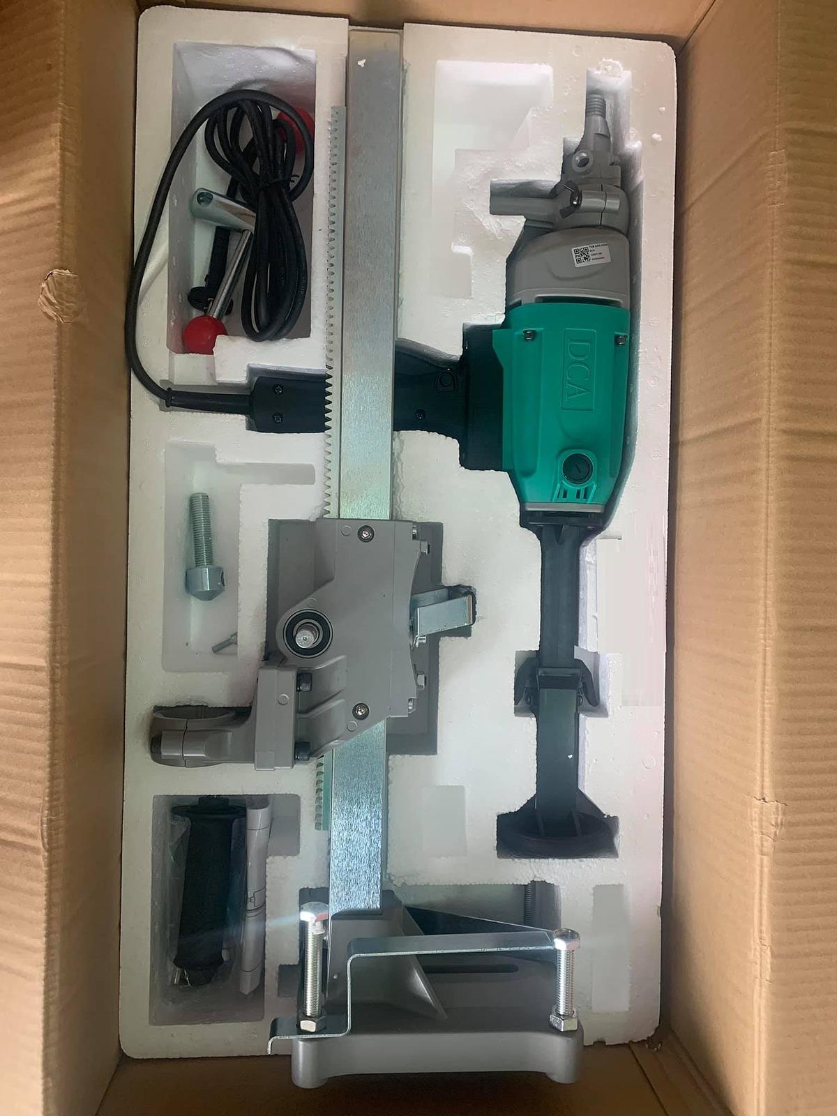 MÁY KHOAN RÚT LÕI BÊ TÔNG 1800W DCA AZZ03-160 - HÀNG CHÍNH HÃNG