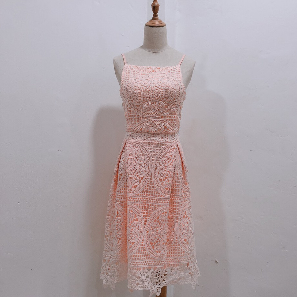 Đầm xoè ren mềm cổ yếm  MAI001