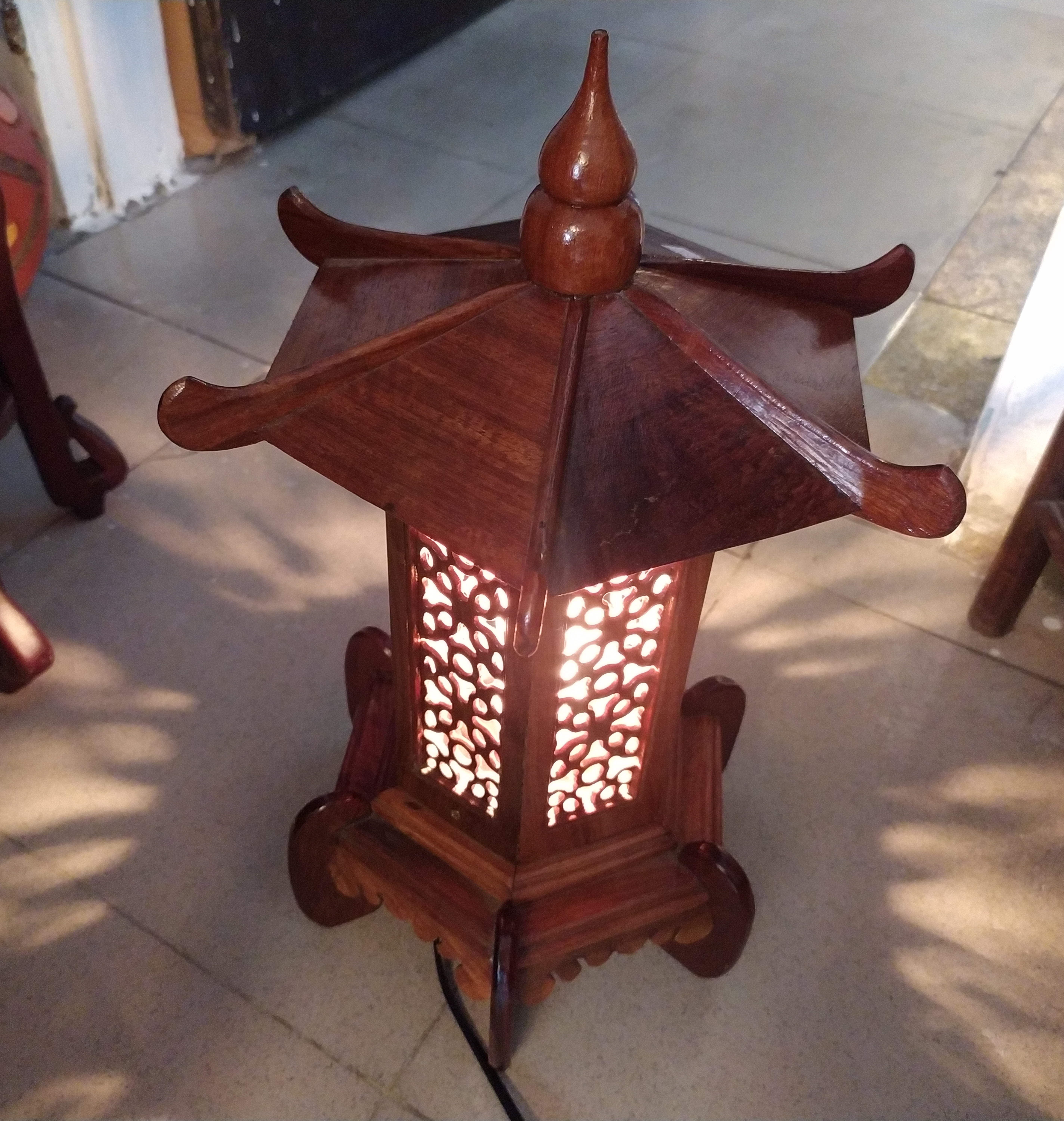 Đèn thờ gỗ hương - Đèn hoa văn